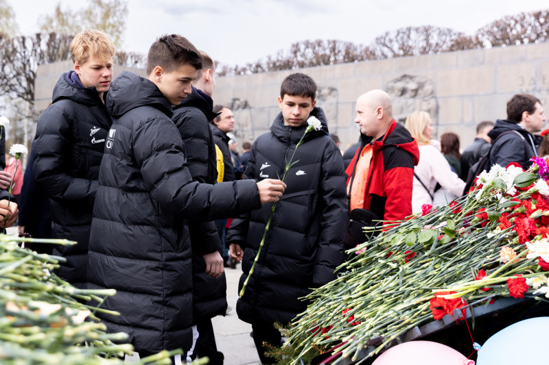Воспитанники «Газпром»-Академии возложили цветы на Пискаревском мемориале