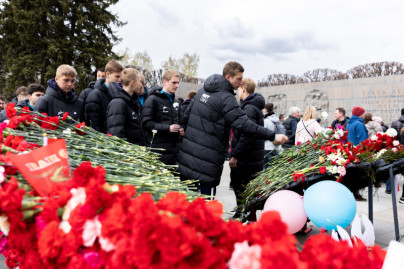 Воспитанники «Газпром»-Академии возложили цветы на Пискаревском мемориале