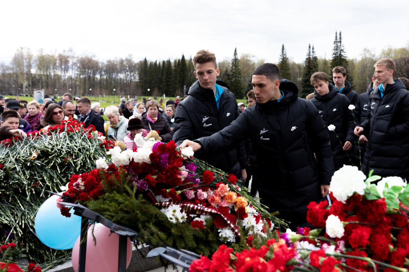 Воспитанники «Газпром»-Академии возложили цветы на Пискаревском мемориале