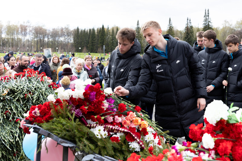 Воспитанники «Газпром»-Академии возложили цветы на Пискаревском мемориале