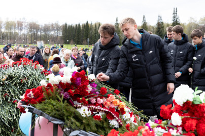 Воспитанники «Газпром»-Академии возложили цветы на Пискаревском мемориале