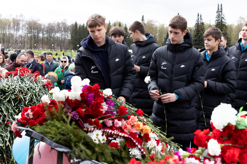 Воспитанники «Газпром»-Академии возложили цветы на Пискаревском мемориале
