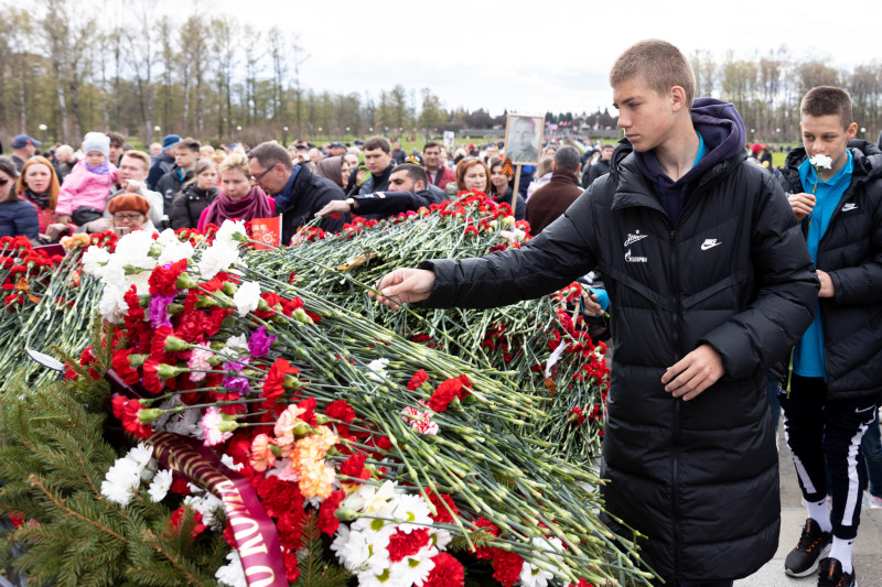 Воспитанники «Газпром»-Академии возложили цветы на Пискаревском мемориале