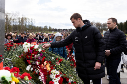 Воспитанники «Газпром»-Академии возложили цветы на Пискаревском мемориале