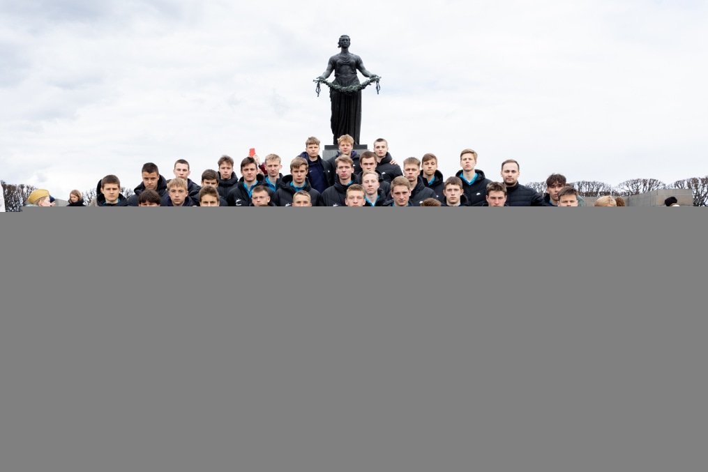 Воспитанники «Газпром»-Академии возложили цветы на Пискаревском мемориале