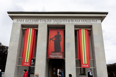 Воспитанники «Газпром»-Академии возложили цветы на Пискаревском мемориале