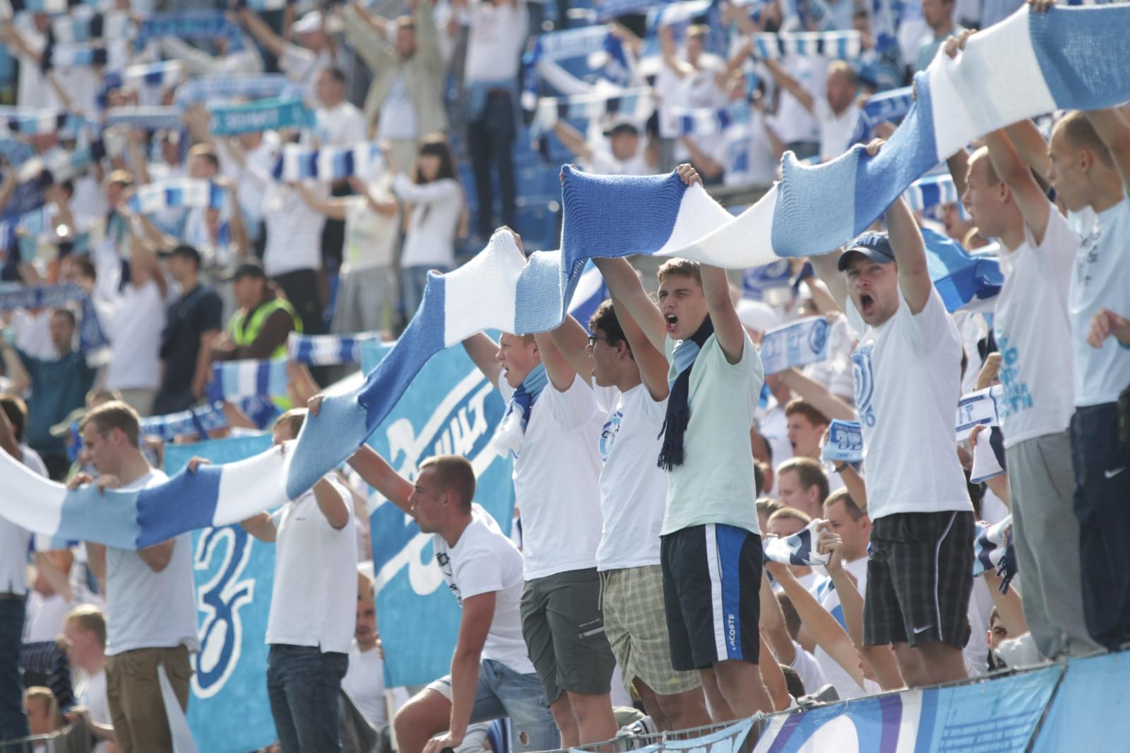 Болельщики «Зенитa» растянули на «Петровском» 133-метровый шарф