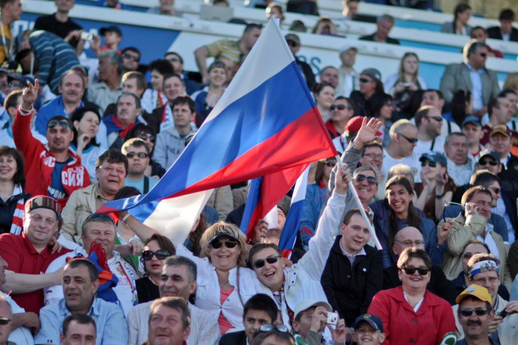 Чемпионат европы болельщики. Чемпионат Европы 2012 Россия болельщики. Донецк Чемпионат Европы по футболу 2012 болельщики. Болельщики синие. Россия Сербия Зенит свитшот.