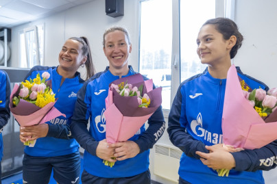 Игроки и тренеры «Зенита» поздравили футболисток женской команды с 8 марта