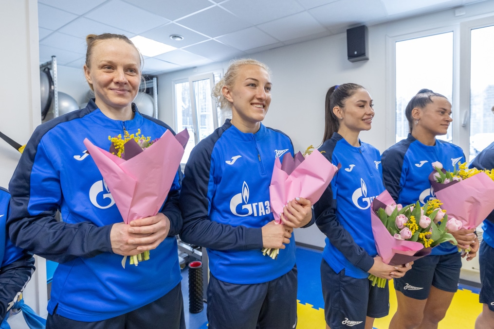 Игроки и тренеры «Зенита» поздравили футболисток женской команды с 8 марта