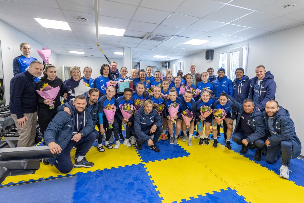 Игроки и тренеры «Зенита» поздравили футболисток женской команды с 8 марта