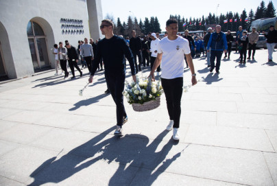 Команды «Зенит» возлагают цветы на Пискаревском мемориале в честь Дня Победы