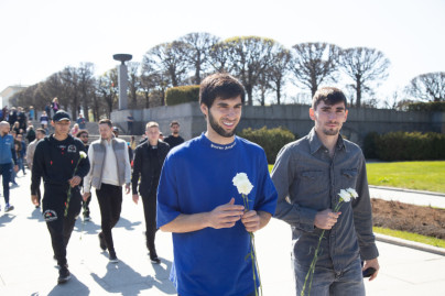 Команды «Зенит» возлагают цветы на Пискаревском мемориале в честь Дня Победы