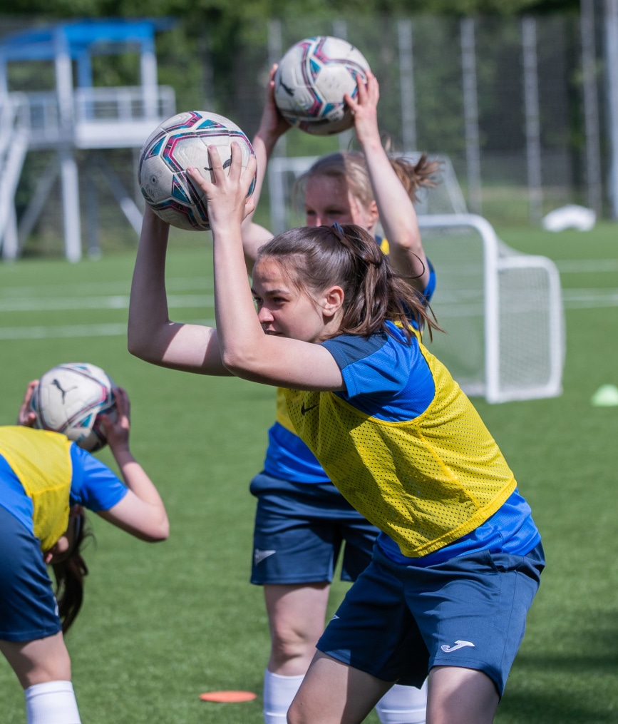 Тренировка женской молодежной команды перед матчем с «Мастер Сатурном»