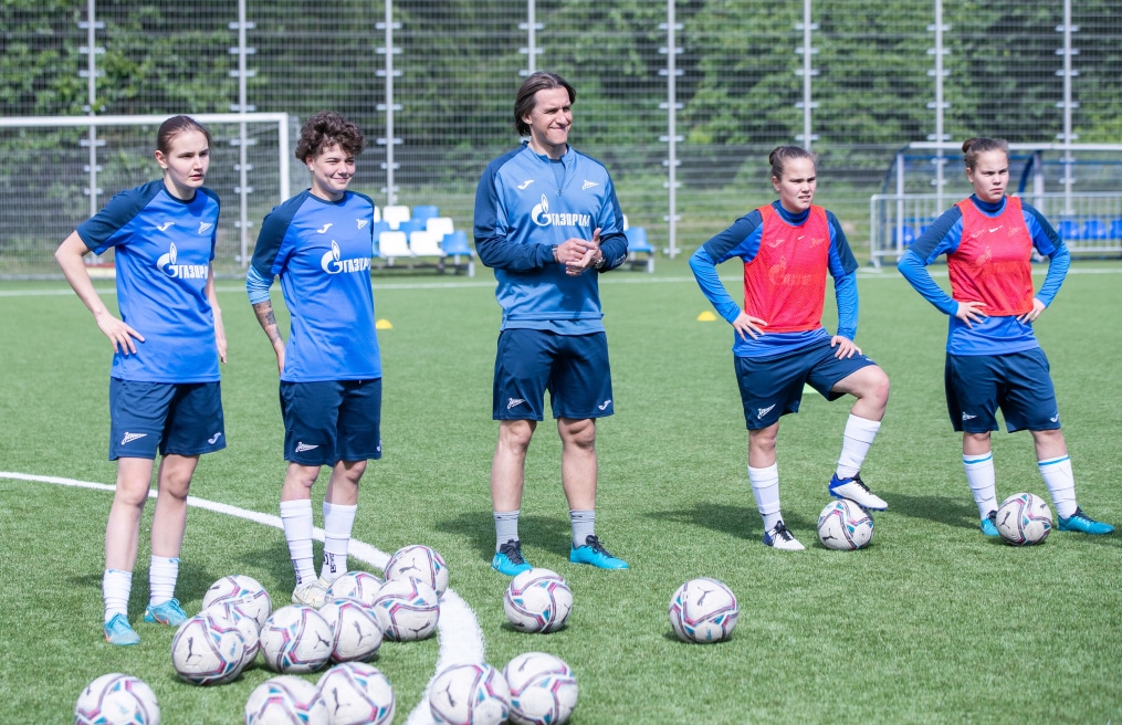 Тренировка женской молодежной команды перед матчем с «Мастер Сатурном»
