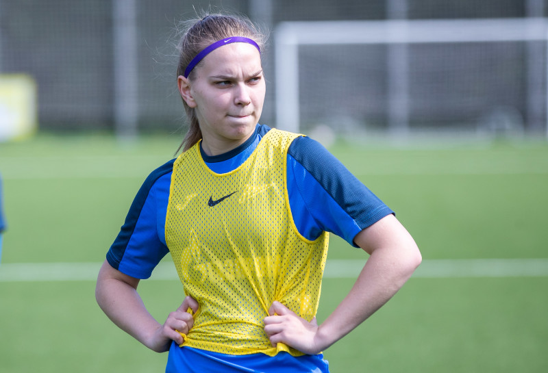 Тренировка женской молодежной команды перед матчем с «Мастер Сатурном»