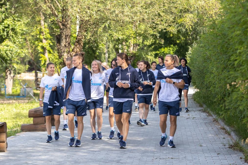 Прогулка женской команды перед матчем «Рязань-ВДВ» — «Зенит»