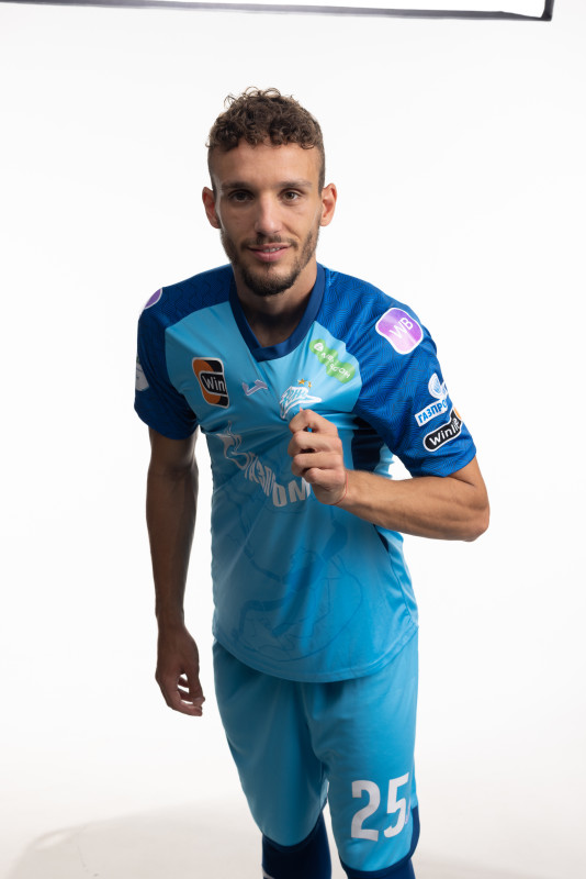 Индивидуальная фотосессия игроков основного состава в форме Joma сезона 2023/24