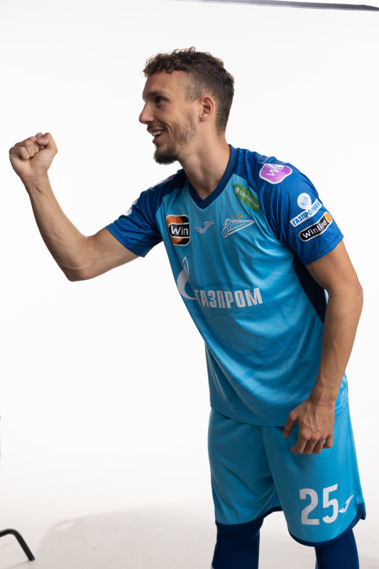 Индивидуальная фотосессия игроков основного состава в форме Joma сезона 2023/24