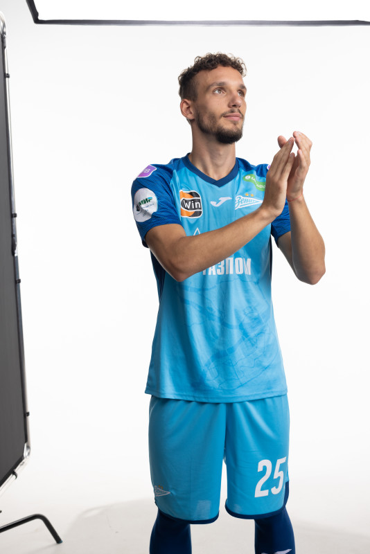 Индивидуальная фотосессия игроков основного состава в форме Joma сезона 2023/24