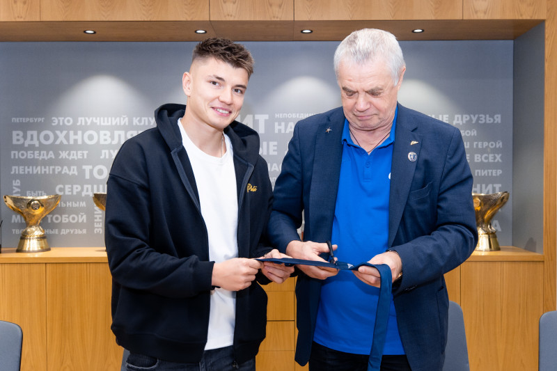 «Зенит» продлил контракт с Андреем Мостовым