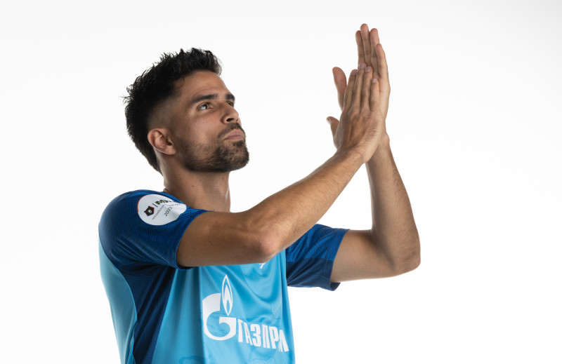 Индивидуальная фотосессия игроков основного состава в форме Joma сезона 2023/24