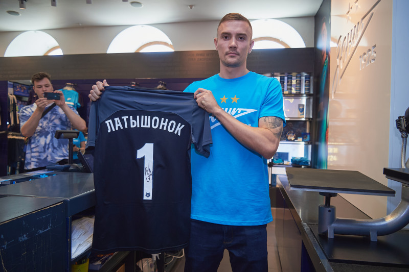 Презентация новичков сине-бело-голубых в магазине «Зенит-Арена»