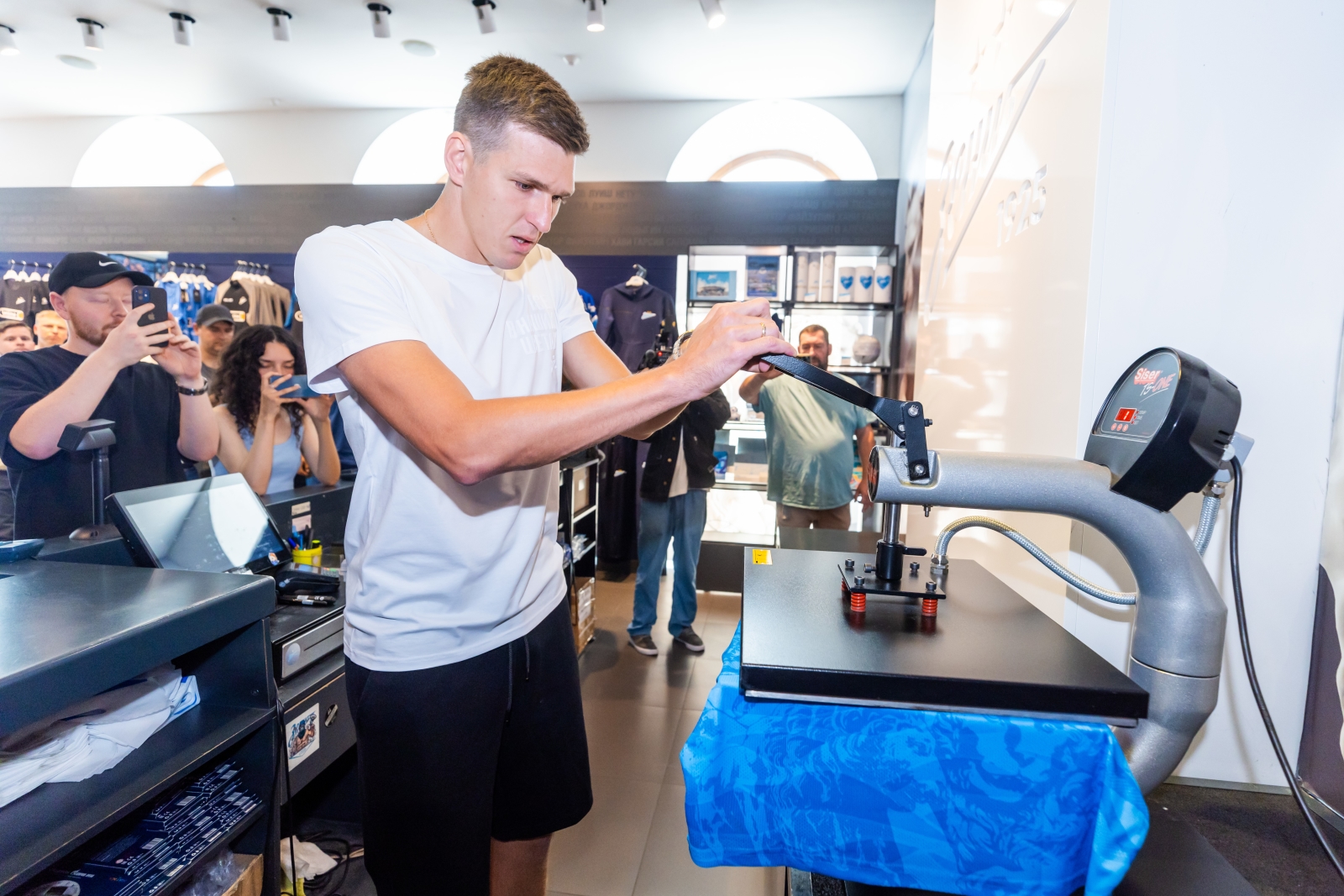 Презентация Александра Соболева в магазине «Зенит Арена»