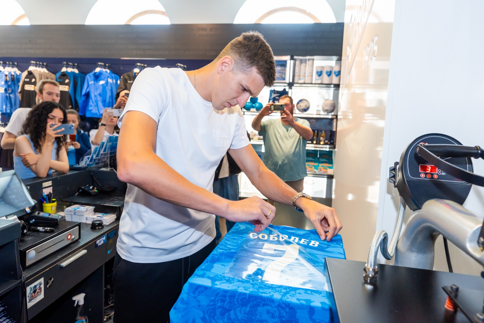Презентация Александра Соболева в магазине «Зенит Арена»