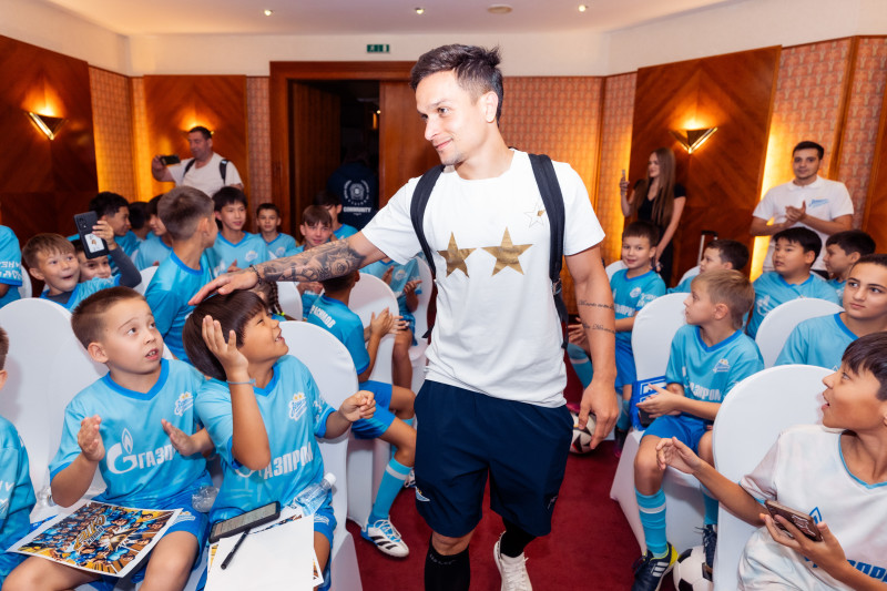 Автограф-сессия для воспитанников школы «Зенит-Чемпионика» в Алма-Ате