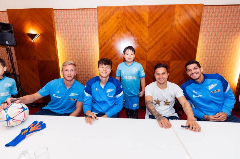 Автограф-сессия для воспитанников школы «Зенит-Чемпионика» в Алма-Ате