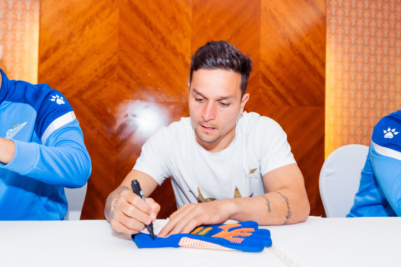 Автограф-сессия для воспитанников школы «Зенит-Чемпионика» в Алма-Ате