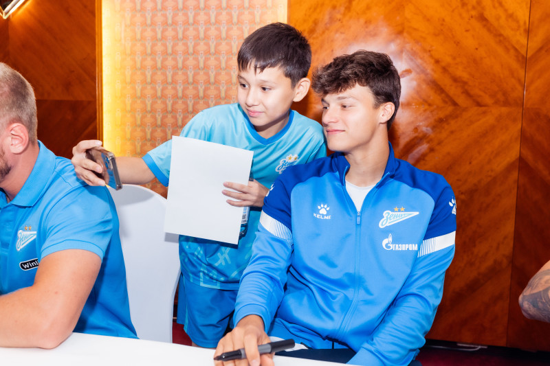 Автограф-сессия для воспитанников школы «Зенит-Чемпионика» в Алма-Ате