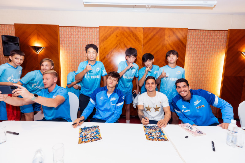 Автограф-сессия для воспитанников школы «Зенит-Чемпионика» в Алма-Ате