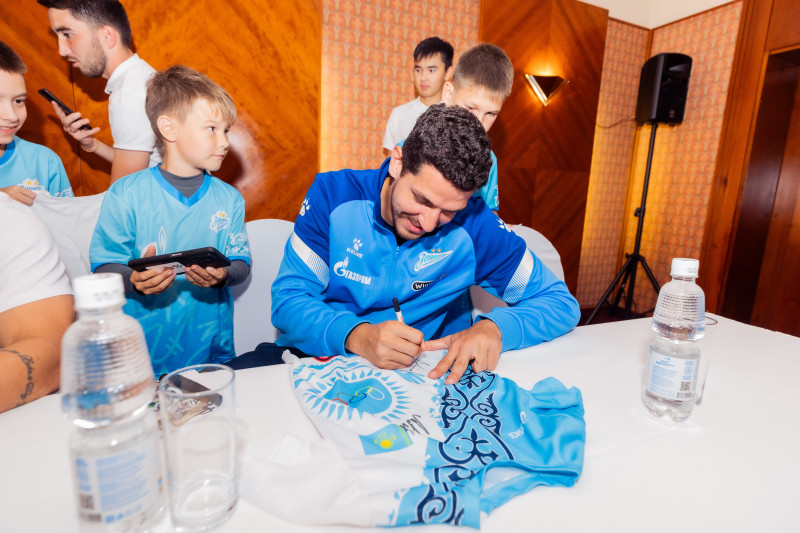 Автограф-сессия для воспитанников школы «Зенит-Чемпионика» в Алма-Ате