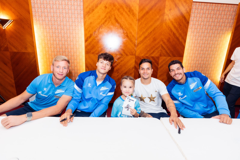 Автограф-сессия для воспитанников школы «Зенит-Чемпионика» в Алма-Ате