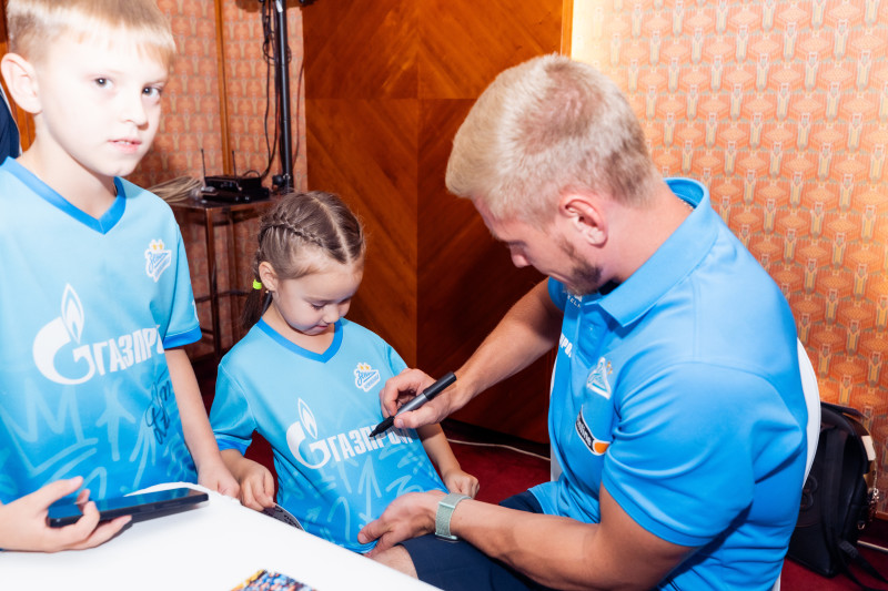 Автограф-сессия для воспитанников школы «Зенит-Чемпионика» в Алма-Ате