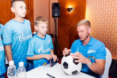 Автограф-сессия для воспитанников школы «Зенит-Чемпионика» в Алма-Ате