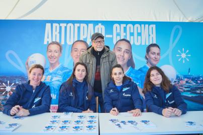 Автограф-сессия Натальи Трофимовой, Любови Кипятковой, Ники Беловой и Елизаветы Лазаревой перед матчем с «Енисеем»