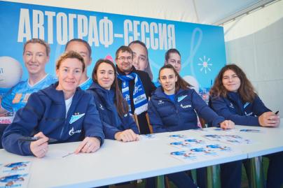Автограф-сессия Натальи Трофимовой, Любови Кипятковой, Ники Беловой и Елизаветы Лазаревой перед матчем с «Енисеем»