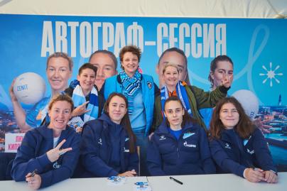 Автограф-сессия Натальи Трофимовой, Любови Кипятковой, Ники Беловой и Елизаветы Лазаревой перед матчем с «Енисеем»