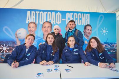 Автограф-сессия Натальи Трофимовой, Любови Кипятковой, Ники Беловой и Елизаветы Лазаревой перед матчем с «Енисеем»