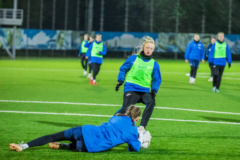 Тренировка женской молодежной команды «Зенит» перед матчем с «ЦСКА»-м (Москва)