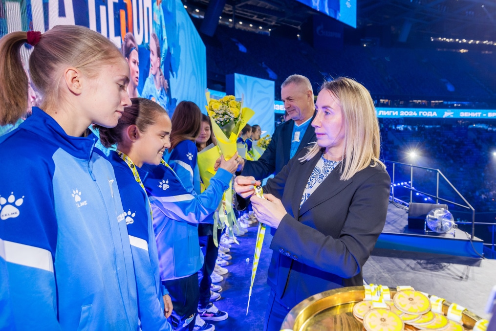Награждение женской молодежной команды «Зенит» бронзовыми медалями