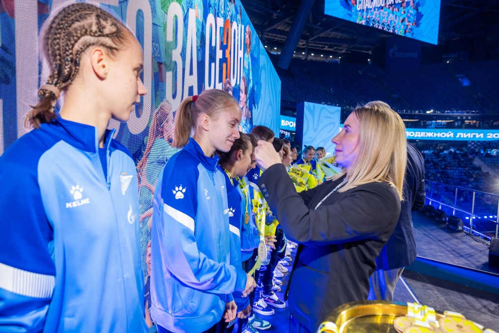 Награждение женской молодежной команды «Зенит» бронзовыми медалями