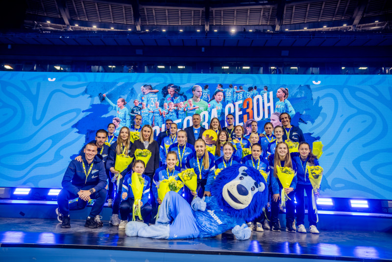 Награждение женской молодежной команды «Зенит» бронзовыми медалями