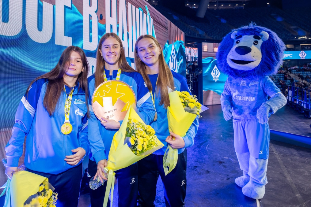 Награждение женской молодежной команды «Зенит» бронзовыми медалями