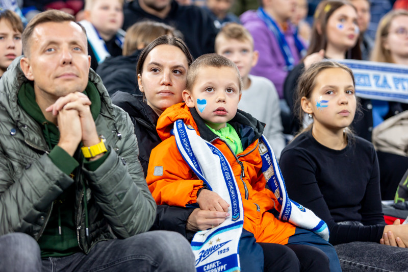 #Все в наших цветах: болельщики на матче «Зенит» — «Ахмат»