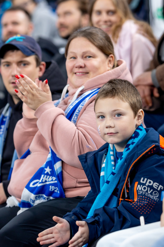 #Все в наших цветах: болельщики на матче «Зенит» — «Ахмат»