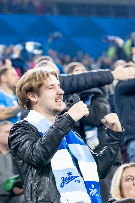 #Все в наших цветах: болельщики на матче «Зенит» — «Ахмат»